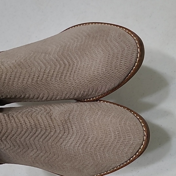 Lucky Brand women's textured suede ankle boots size 8.5 - Picture 4 of 9